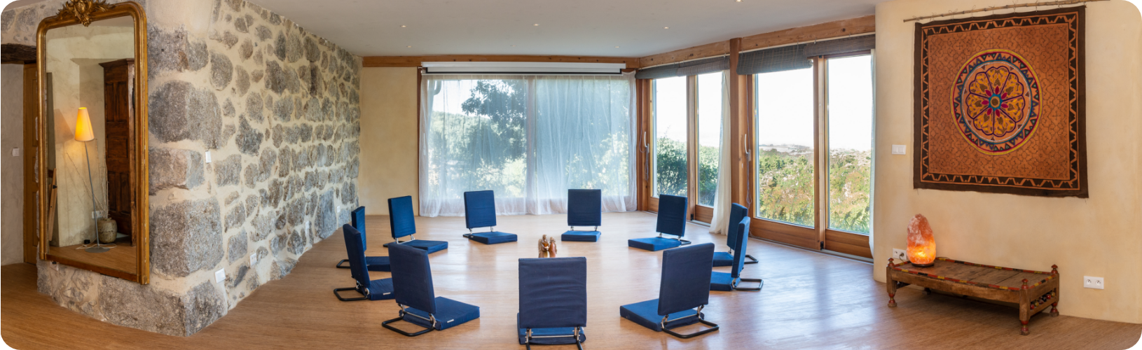 Salle commune pour stage et réunion à La Belle Terre