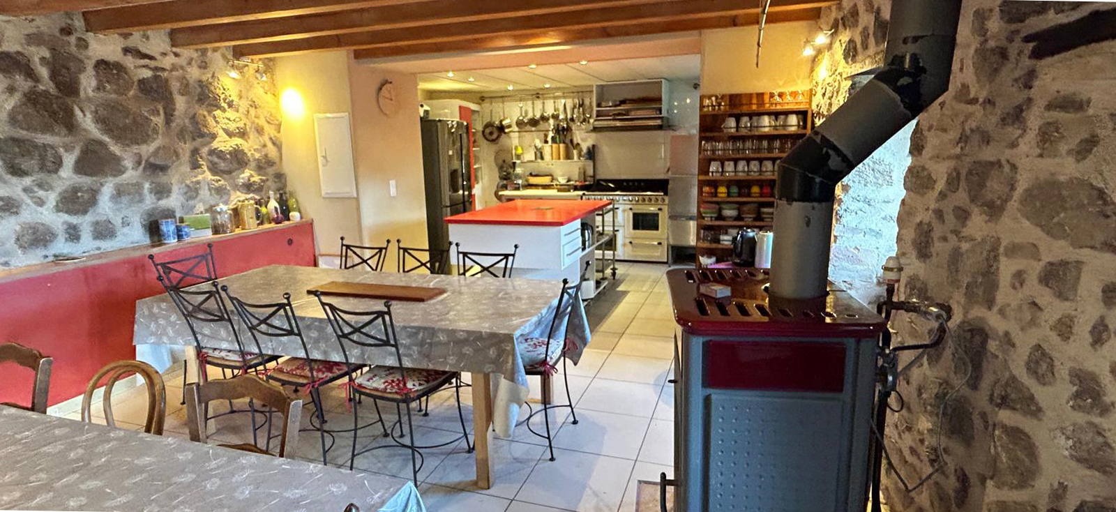 Cuisine collective et salle à manger pour les stages et groupes